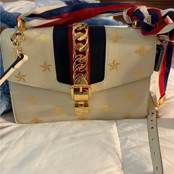 Gucci Handbags - Vintage Gucci Stevie bee bag Crossbody Bag this bag is authentic with COA